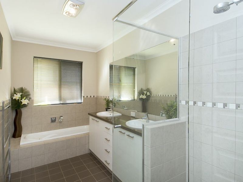 2 Chestnut Rise, Halls Head WA 6210