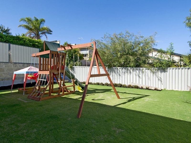 2 Chestnut Rise, Halls Head WA 6210