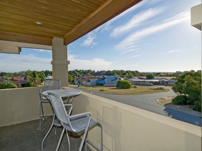 18 Kingfisher Drive, Halls Head WA 6210