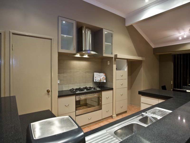 18 Kingfisher Drive, Halls Head WA 6210