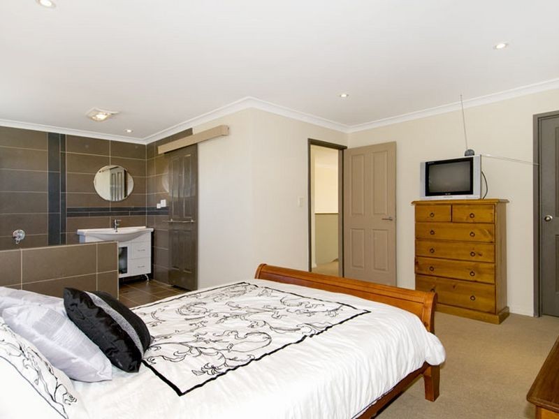 18 Kingfisher Drive, Halls Head WA 6210