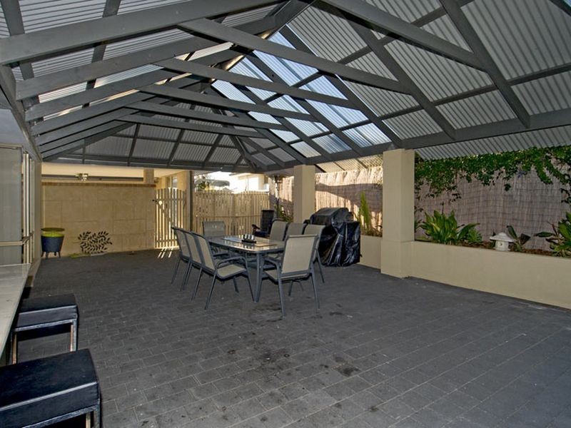 18 Kingfisher Drive, Halls Head WA 6210