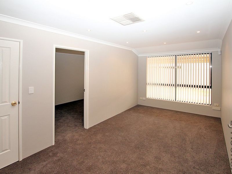 4 Frigate Way, Wannanup WA 6210