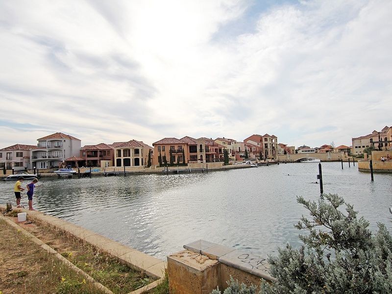 4 Frigate Way, Wannanup WA 6210