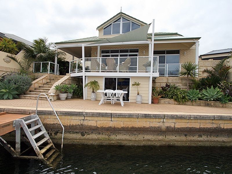 9 Aztec Island Retreat, Halls Head WA 6210