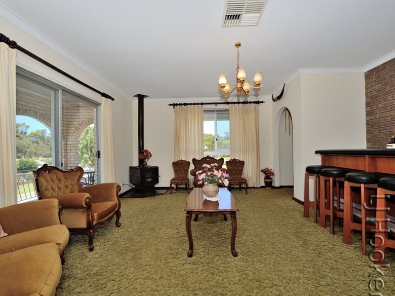 6 Carina Circle, Halls Head WA 6210