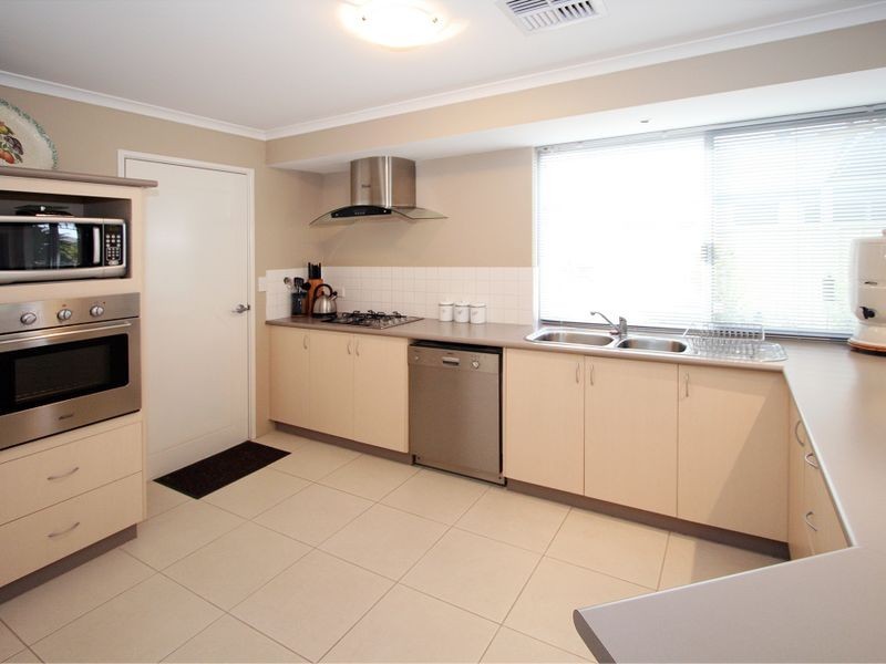 22 Teague Way, Lakelands WA 6180