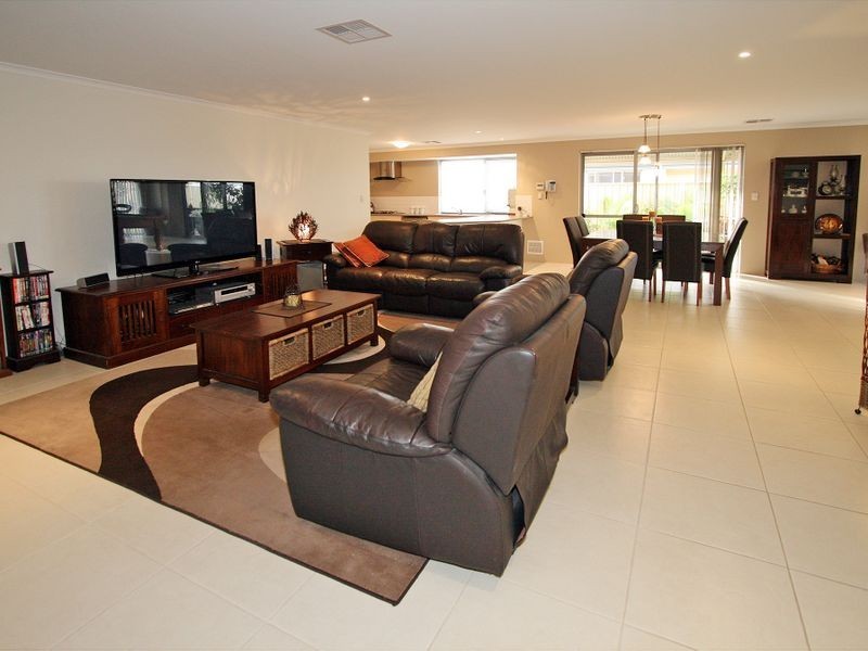 22 Teague Way, Lakelands WA 6180