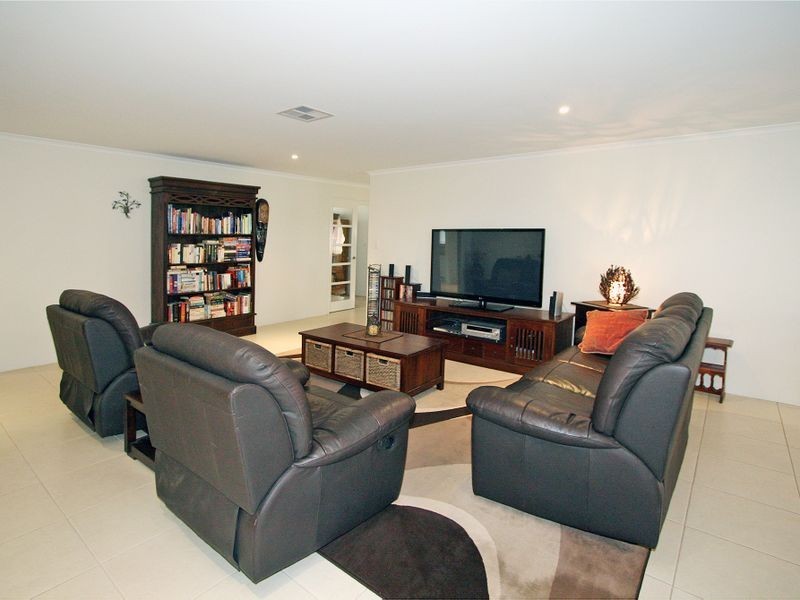 22 Teague Way, Lakelands WA 6180