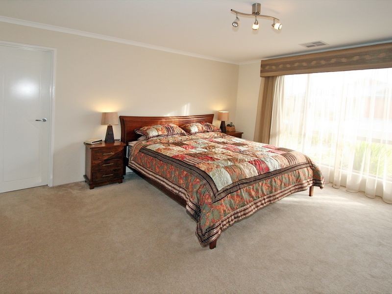 22 Teague Way, Lakelands WA 6180