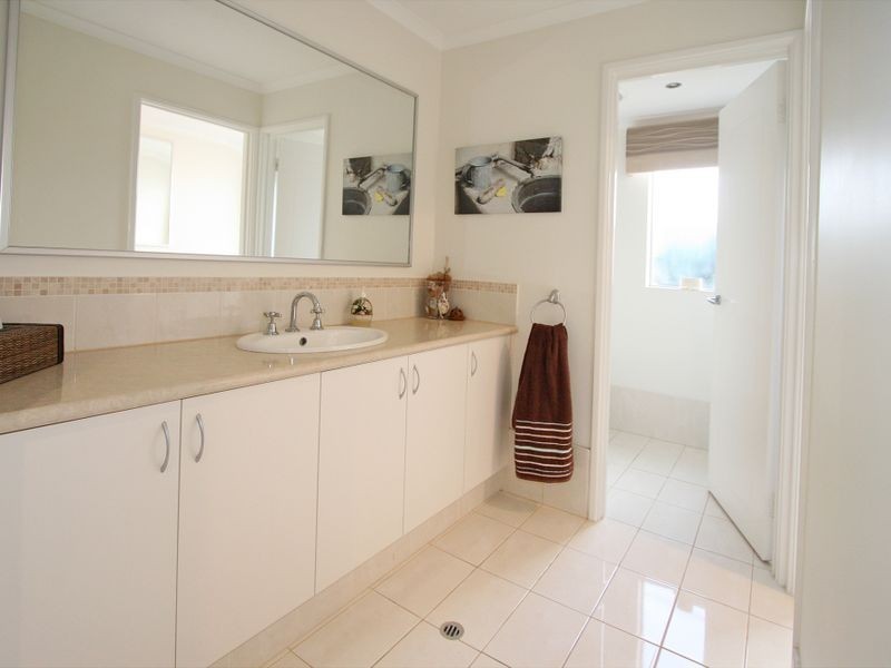 22 Teague Way, Lakelands WA 6180