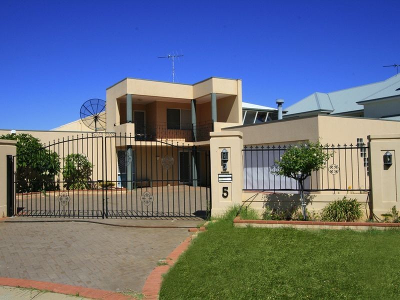 5 Baruna Court, Halls Head WA 6210