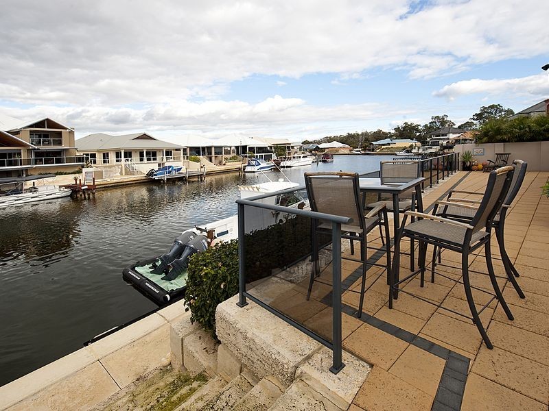 15 Syrenka Turn, Halls Head WA 6210