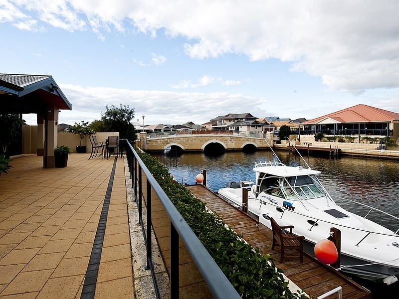 15 Syrenka Turn, Halls Head WA 6210