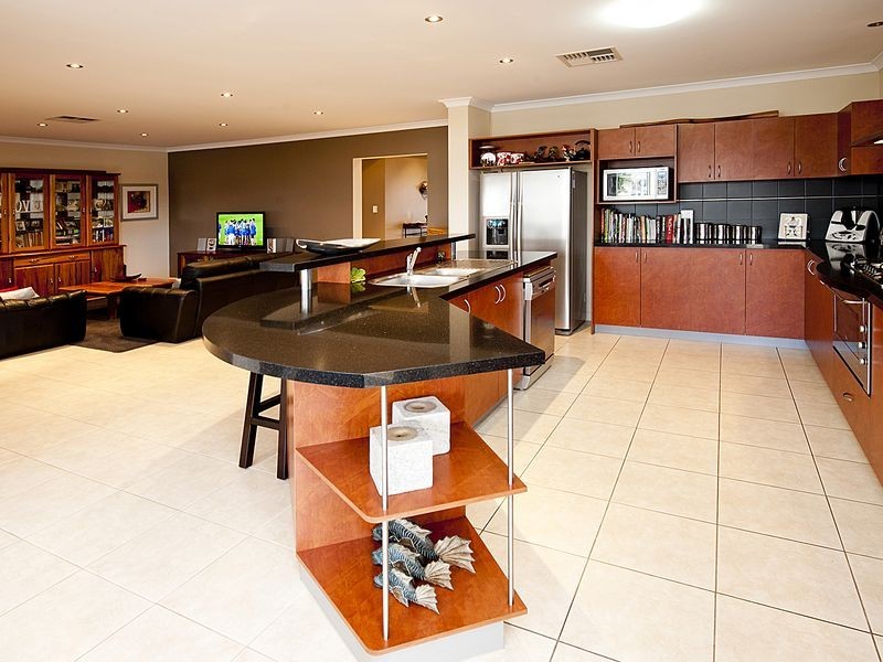 15 Syrenka Turn, Halls Head WA 6210