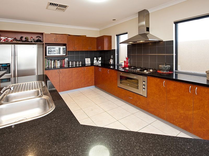 15 Syrenka Turn, Halls Head WA 6210