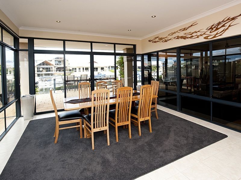 15 Syrenka Turn, Halls Head WA 6210