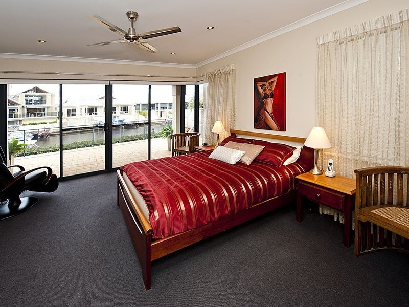 15 Syrenka Turn, Halls Head WA 6210