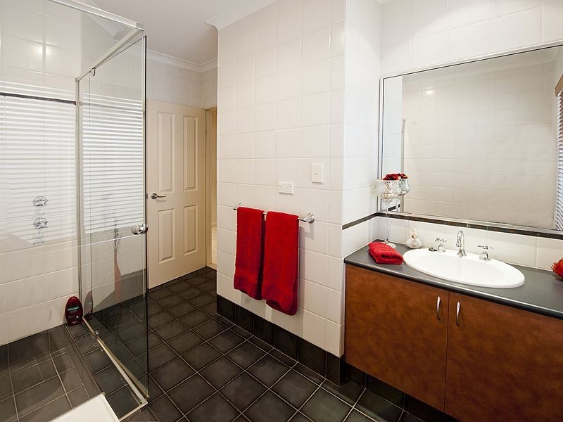 15 Syrenka Turn, Halls Head WA 6210