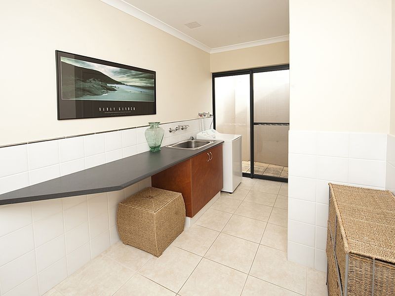 15 Syrenka Turn, Halls Head WA 6210