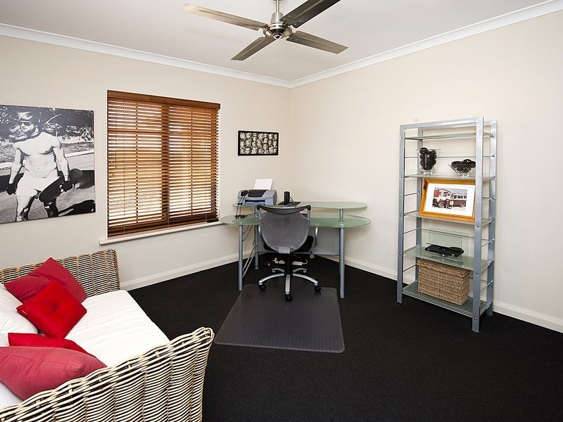 15 Syrenka Turn, Halls Head WA 6210