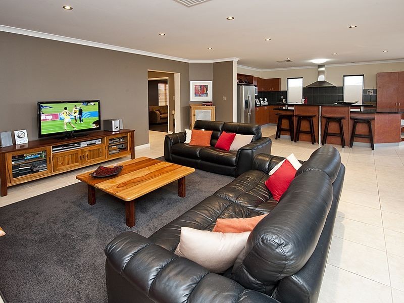 15 Syrenka Turn, Halls Head WA 6210