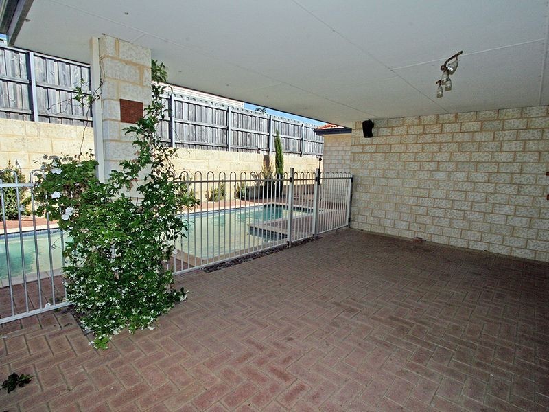 33 Buttercup Parkway, Halls Head WA 6210