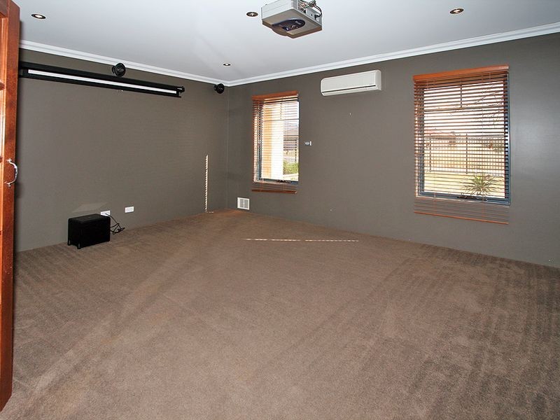 33 Buttercup Parkway, Halls Head WA 6210