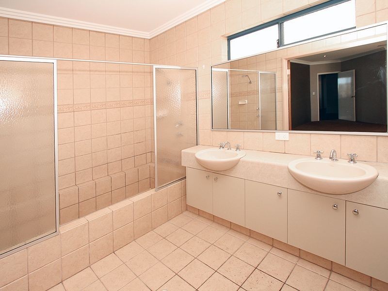 33 Buttercup Parkway, Halls Head WA 6210