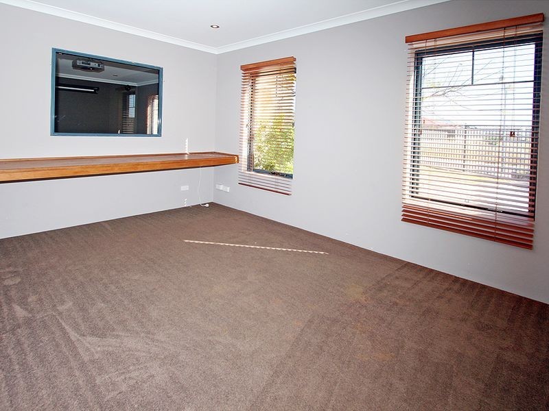 33 Buttercup Parkway, Halls Head WA 6210