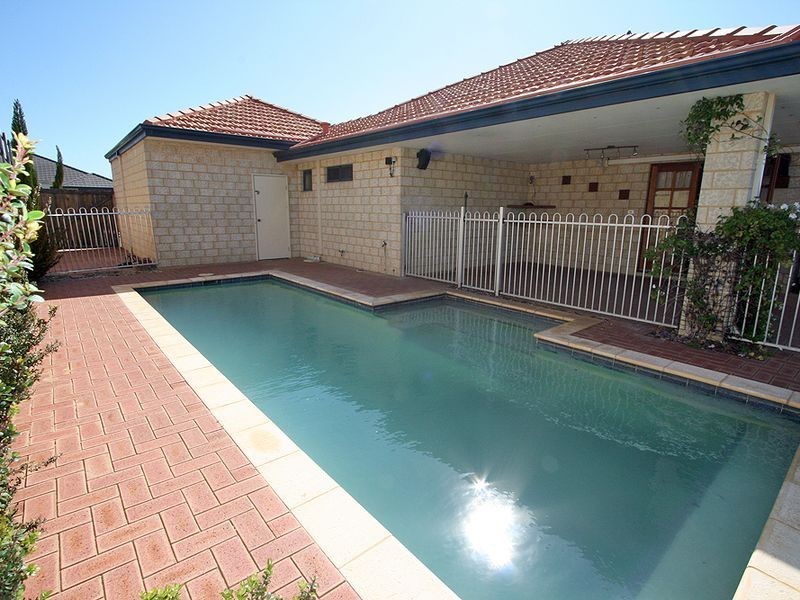 33 Buttercup Parkway, Halls Head WA 6210