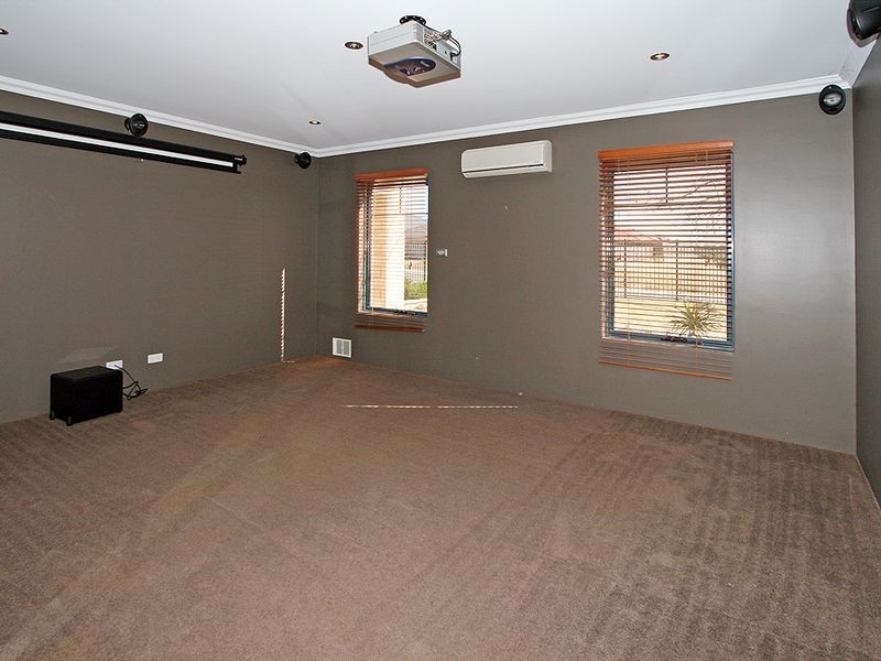 33 Buttercup Parkway, Halls Head WA 6210