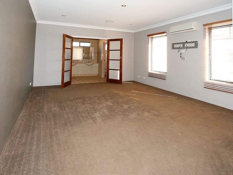 33 Buttercup Parkway, Halls Head WA 6210