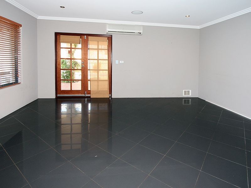 33 Buttercup Parkway, Halls Head WA 6210