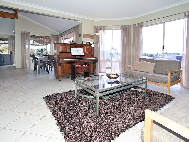 16 Greenshank Mews, Wannanup WA 6210