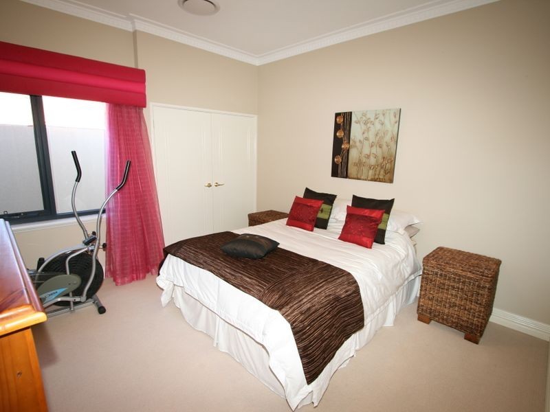 12 Ragamuffin Point, Halls Head WA 6210
