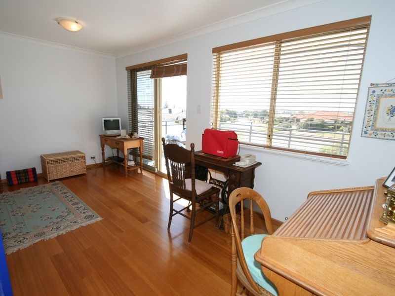 6 Quadrant Rise, Halls Head WA 6210