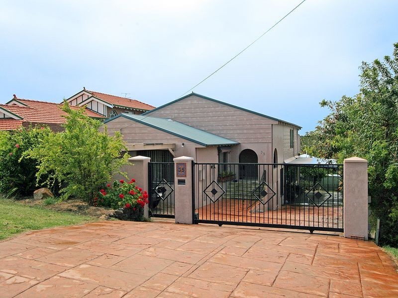 35 Hill Street, Halls Head WA 6210