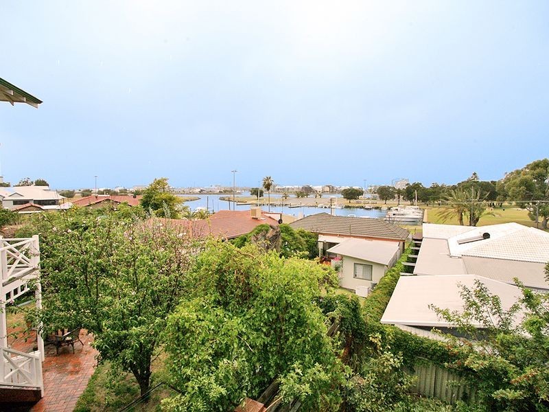 35 Hill Street, Halls Head WA 6210