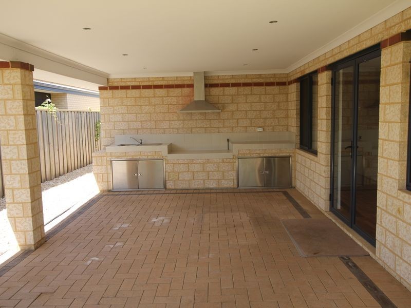 21 Buttercup Parkway, Halls Head WA 6210