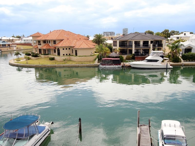 2/5 Weatherley Place, Halls Head WA 6210