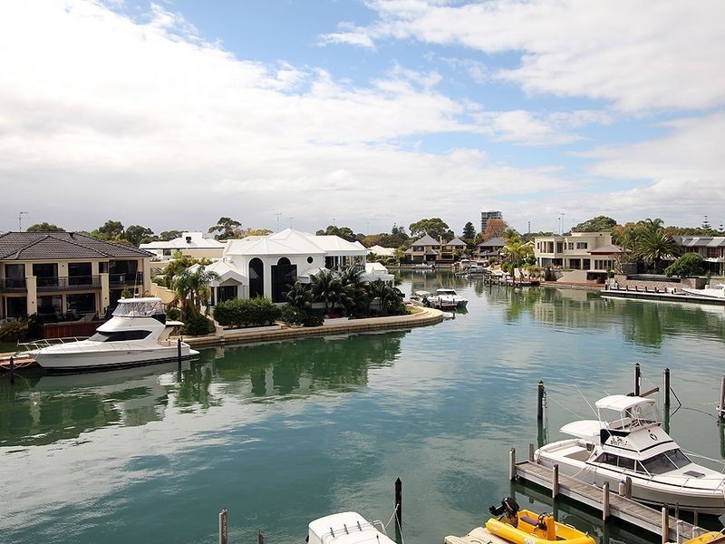 2/5 Weatherley Place, Halls Head WA 6210