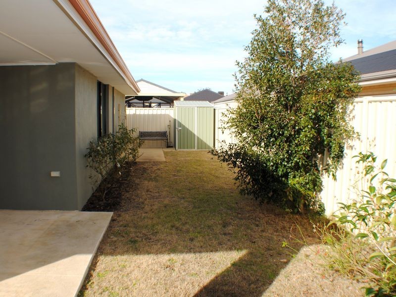3 Lea Wynd, Lakelands WA 6180