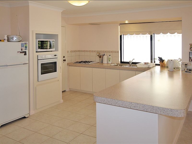 19 Floribunda Avenue, Halls Head WA 6210