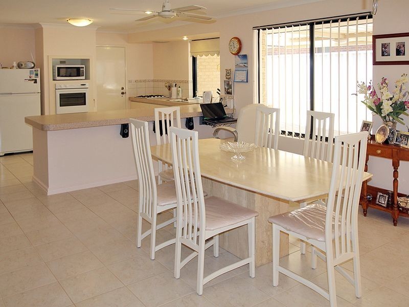 19 Floribunda Avenue, Halls Head WA 6210