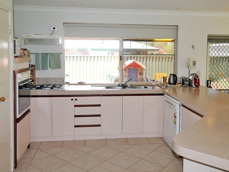 18 Coppercups Place, Halls Head WA 6210