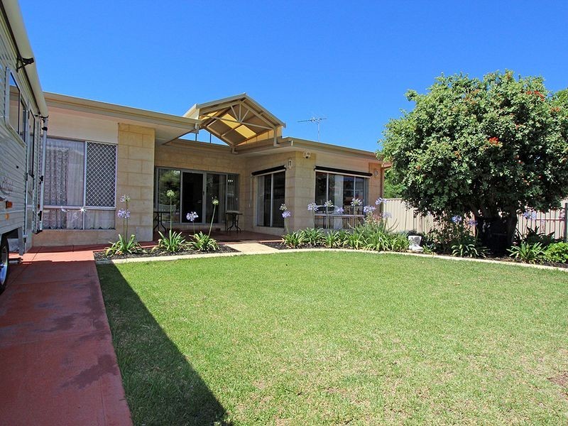 1/4 Oversby Street, Halls Head WA 6210