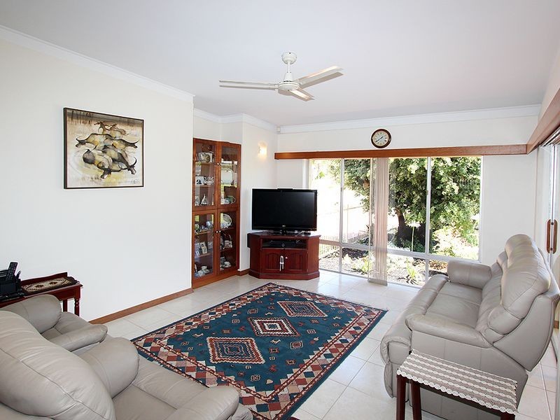 1/4 Oversby Street, Halls Head WA 6210