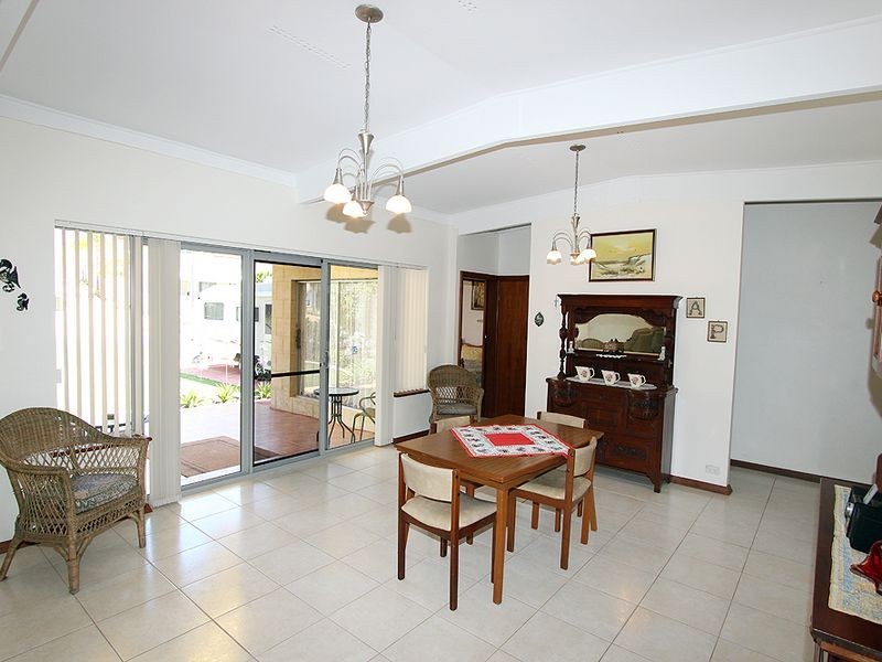 1/4 Oversby Street, Halls Head WA 6210