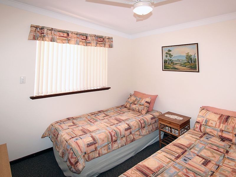 1/4 Oversby Street, Halls Head WA 6210